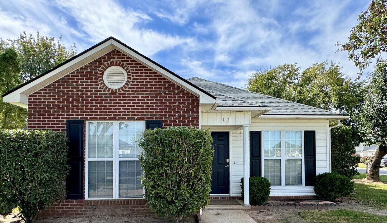 Foto principal - 115 Lauren Ln