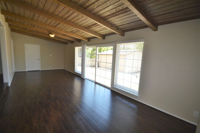 Foto del edificio - 17046 Saticoy St