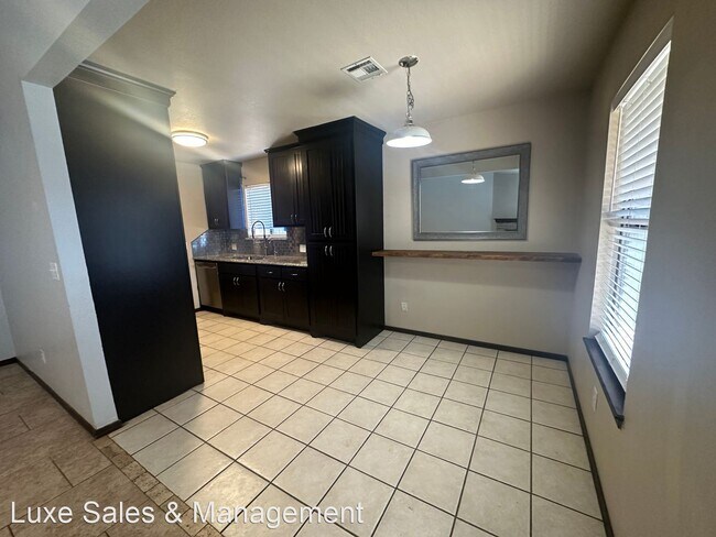 Foto del edificio - 3 br, 1.5 bath House - 300 W. 10th Street