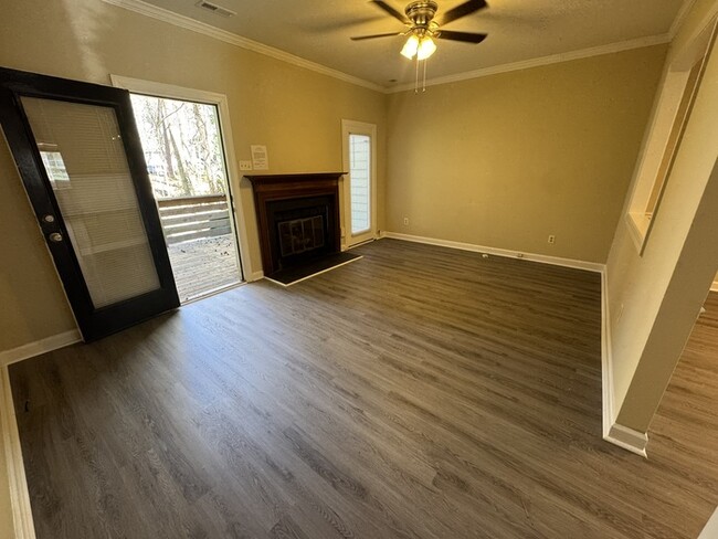 Building Photo - Adorable 2 Bedroom Town Home! New Flooring...