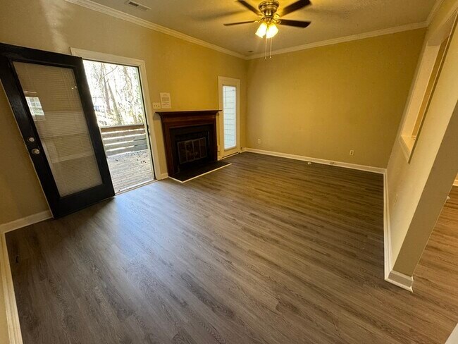 Foto del edificio - Adorable 2 Bedroom Town Home! New Flooring...