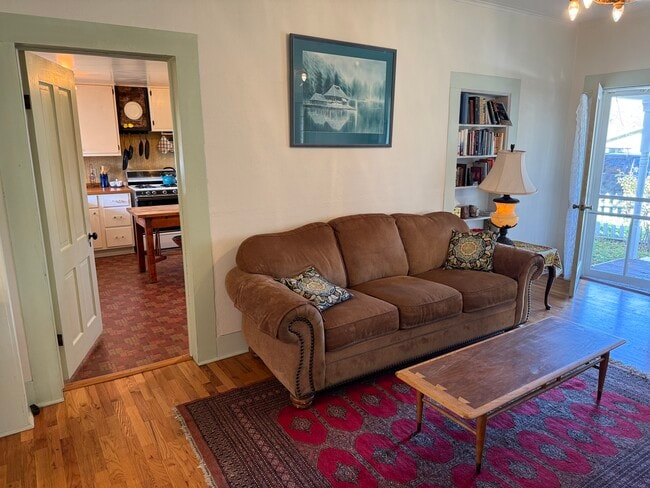 Building Photo - 104 S 1st St