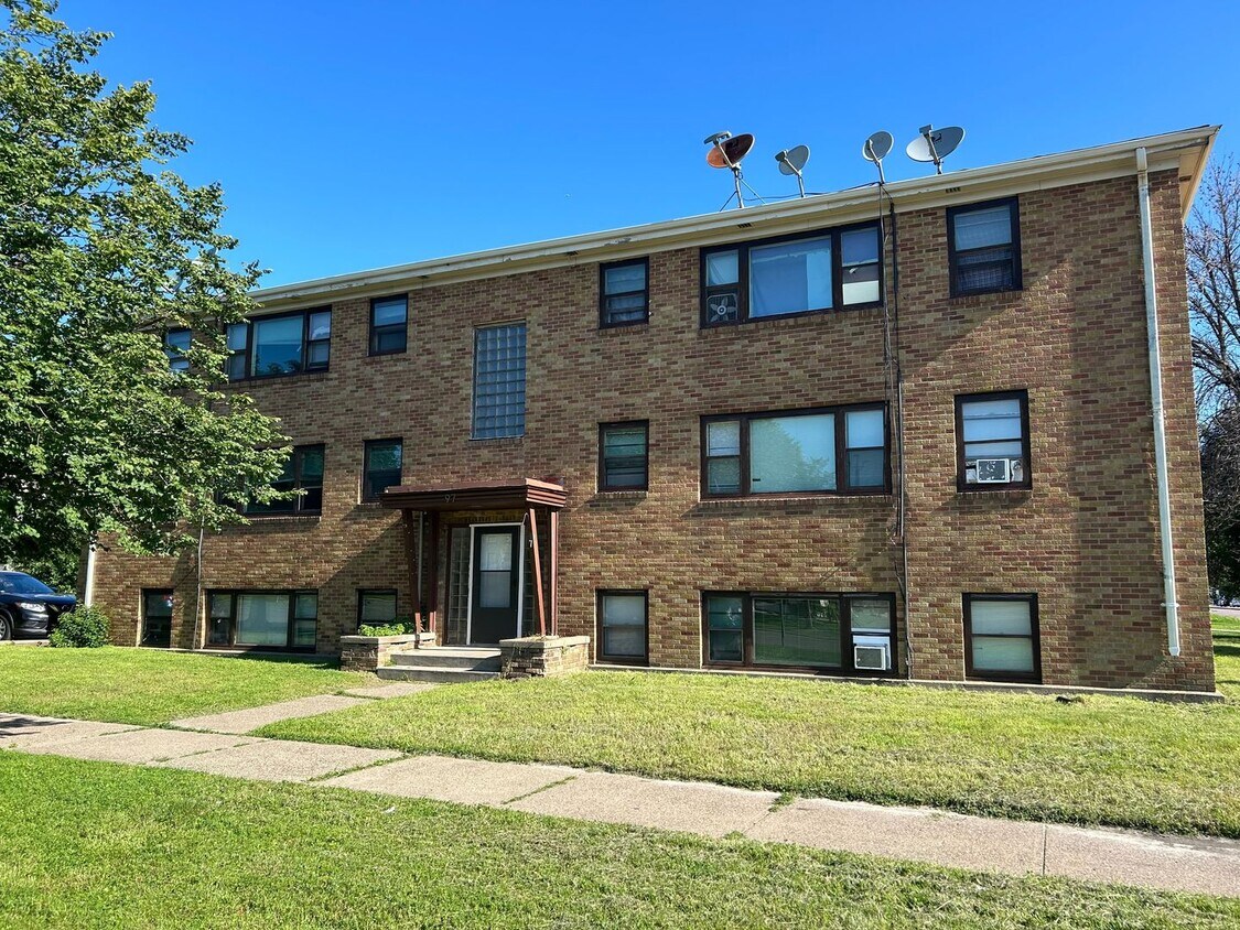 Foto principal - Upper level 1 Bedroom in W St Paul!! Move ...