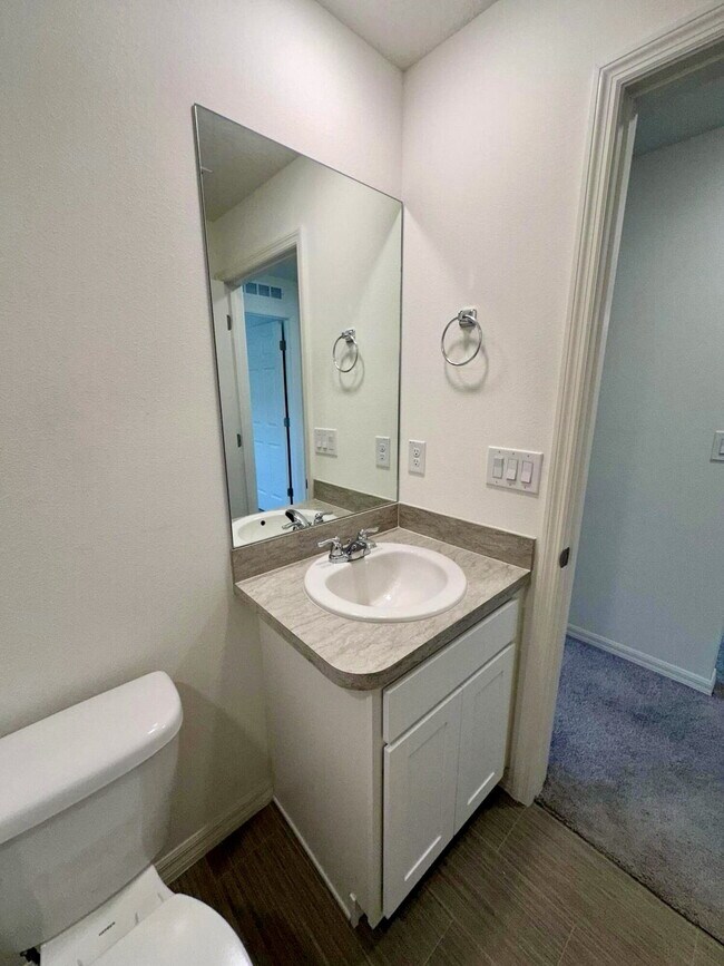 Building Photo - Large Family Home