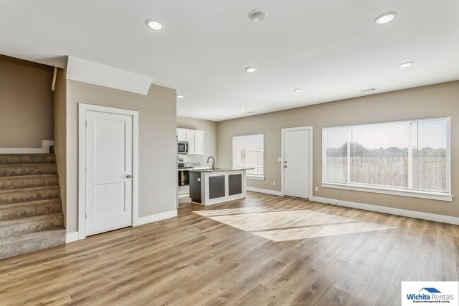 Foto del edificio - Newer 4 bedroom, 2.5 bath duplex NE Wichita