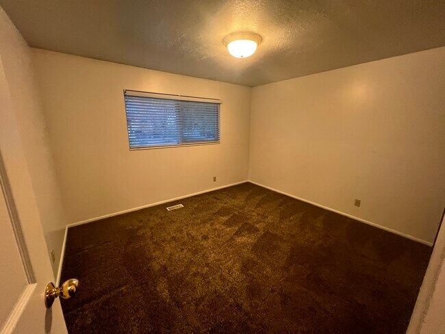 Building Photo - 689 E 2300 N