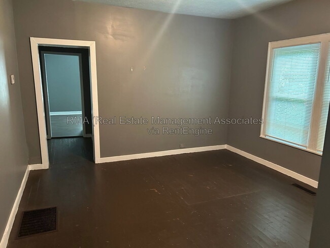 Building Photo - 205 W Tinsley St