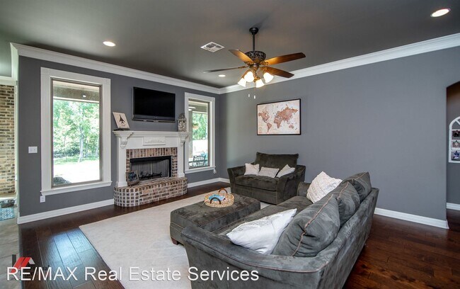 Building Photo - 4 br, 2 bath House - 460 Long Acre Drive
