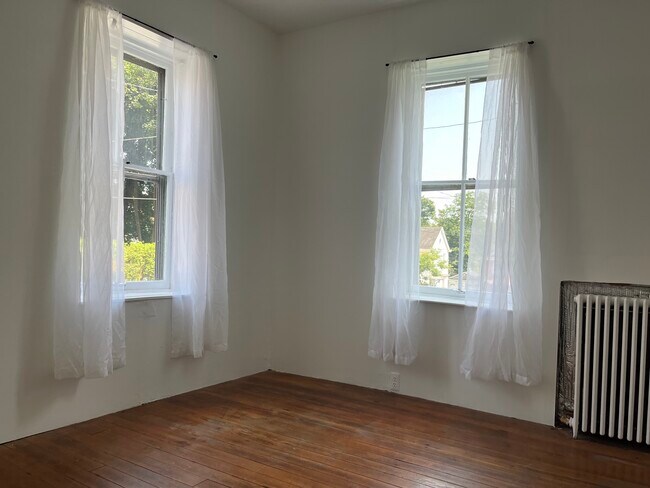 Good sized bedroom - 13 Russell St