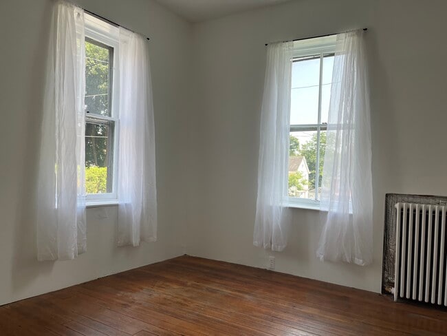 Good sized bedroom - 13 Russell St