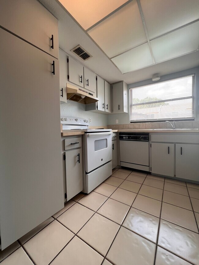 Building Photo - 2820 S Pines Dr