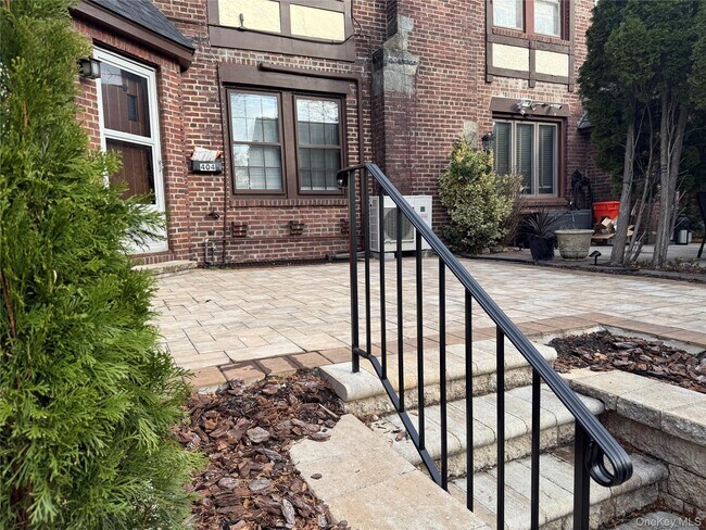 Building Photo - 404 Bauer Pl