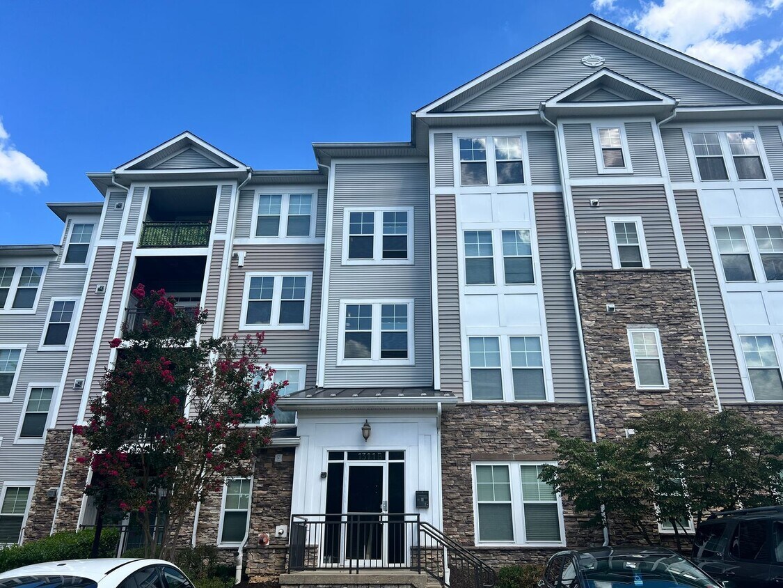 Foto principal - Lovely 3 BR/2 BA Condo in Capitol Heights!