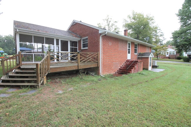 Building Photo - 1700 13th St, Victoria, VA