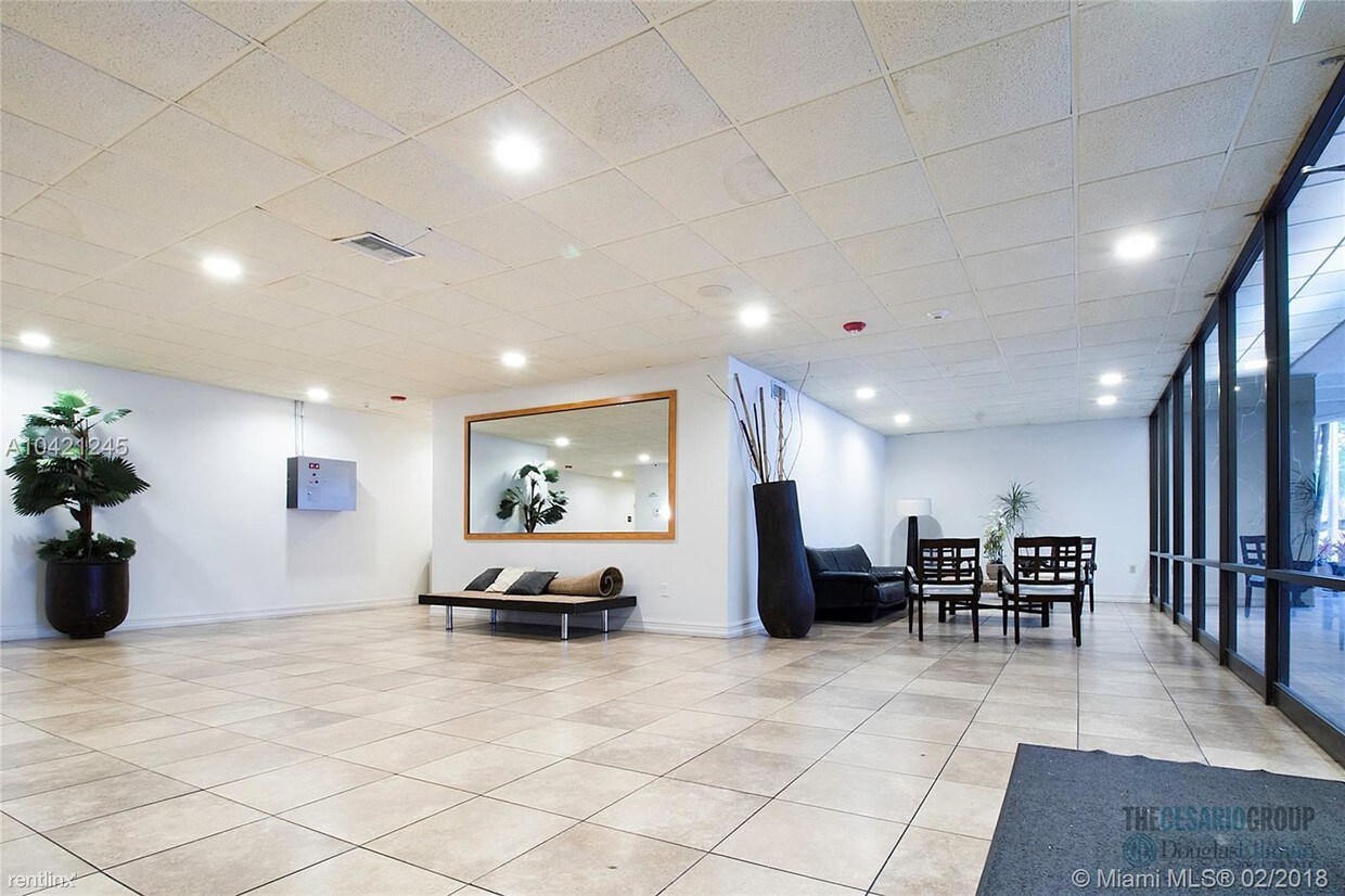 Foto principal - 6900 Bay Dr