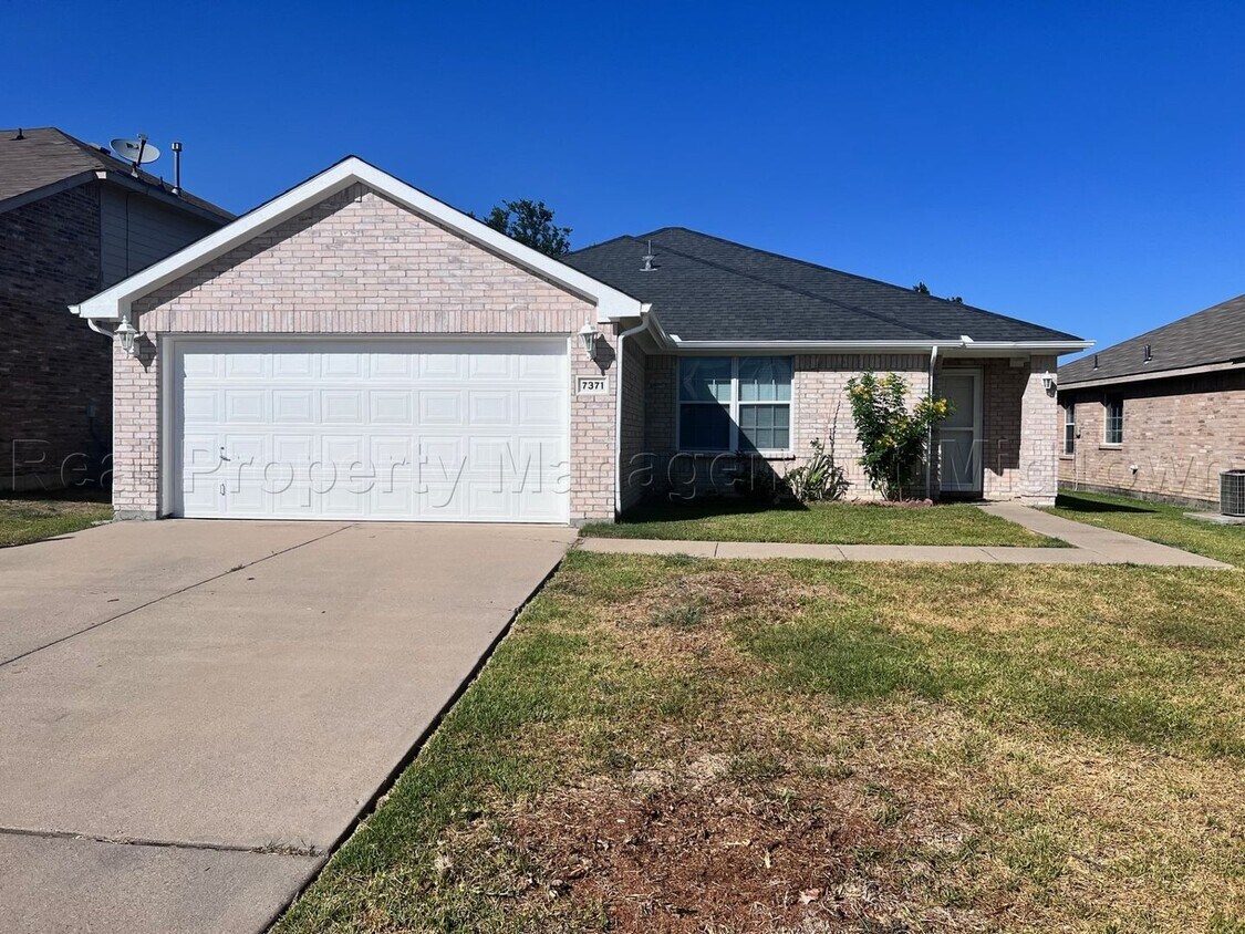 Primary Photo - Charming 3-Bed 2 Bath 2 Car in The CANDLE ...