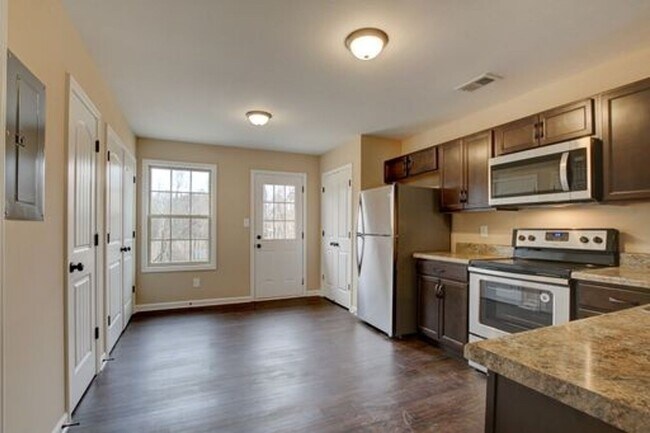 Building Photo - 250 Fairview Ln