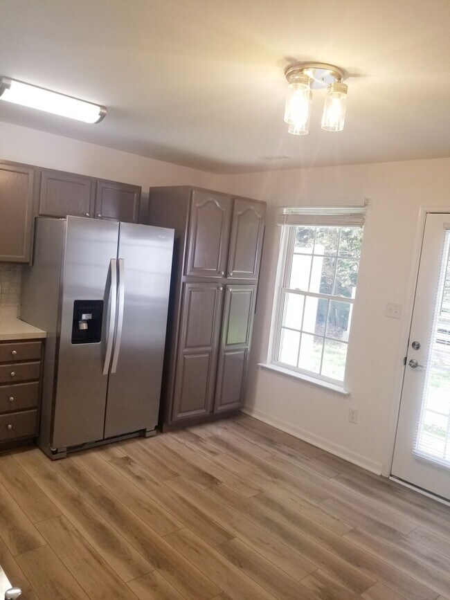 Building Photo - Nice Two Bedroom Townhouse Close to Libert...
