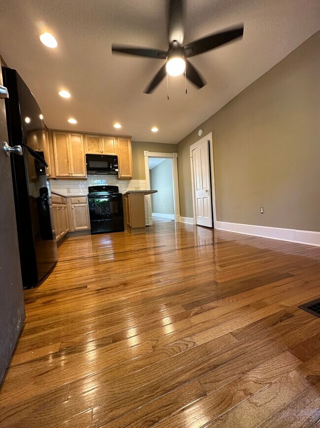 Foto del edificio - 317 E 8th St