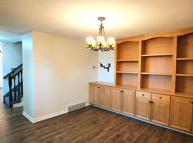Building Photo - Beautiful 5 Bd. 3.5 Bath Home w/Mother-In-...
