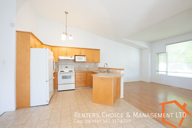 Building Photo - 3 Bedroom House With Yard, Lawn Care and Snow Removal Included