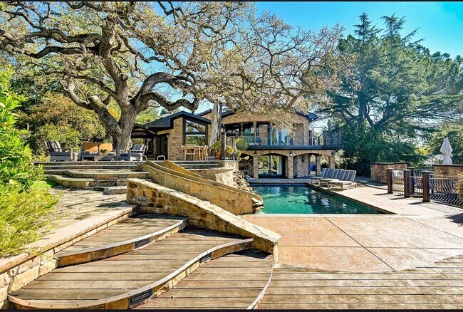 Foto del edificio - 6 Bed 4 Bath In Alamo