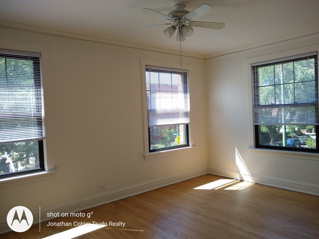 Foto del edificio - 1421 W Addison St