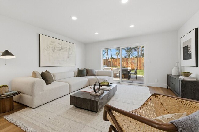Building Photo - Newly Renovated Home in the Heart of West Hills!