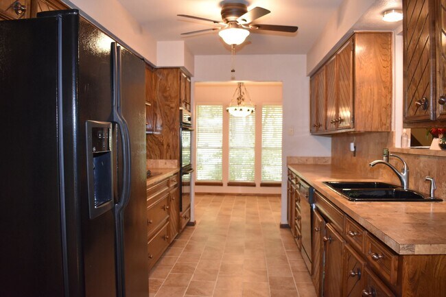 Foto del edificio - COMING SOON/VIEW NOW - Charming Grapevine 3BR Home with Fireplace & Spacious Layout in GCISD