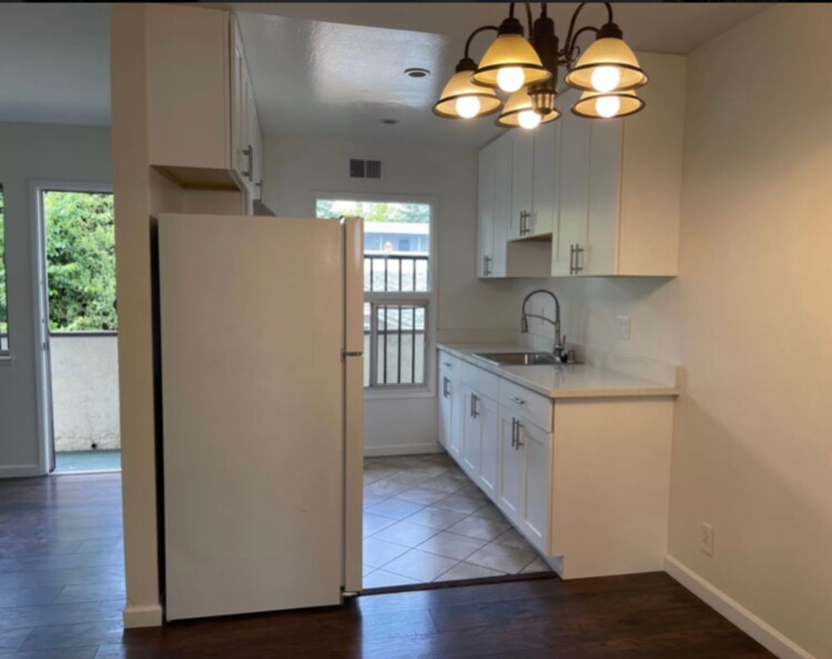 Primary Photo - 3441 Laguna Ave