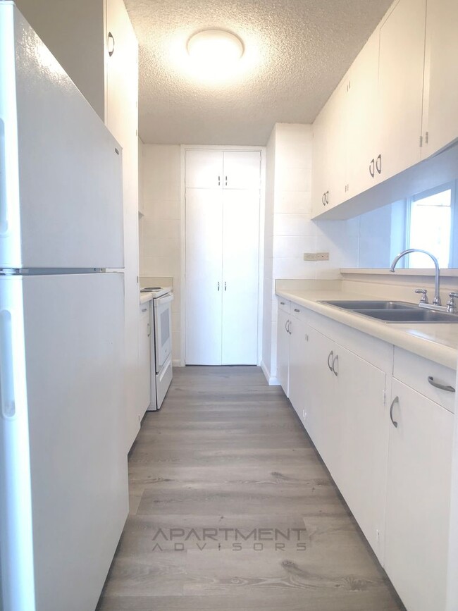 Building Photo - $500 1ST MONTH RENT SPECIAL | EXTREMELY SP...