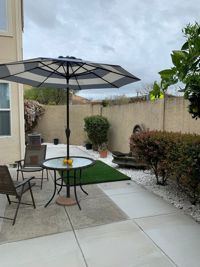 Building Photo - 2201 S Donovan Way