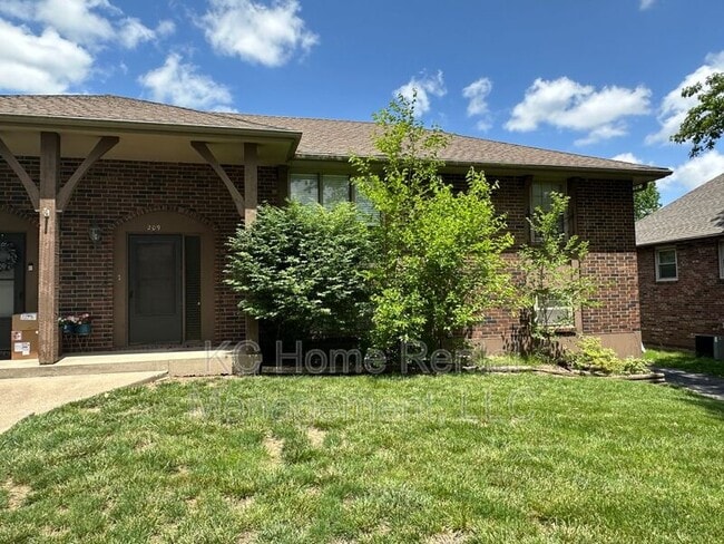 Building Photo - 209 NW Highland Ln