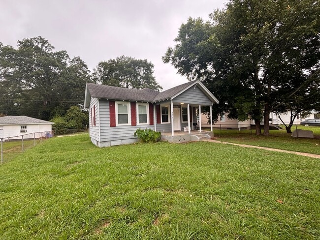 Building Photo - 2 Bedrooms- 1 Bathroom- House in Rockmart!