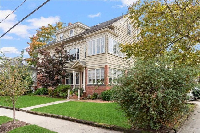 Foto del edificio - 377 Lloyd Ave