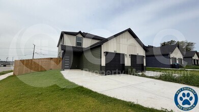 Building Photo - 8001 W Elizabeth Ln