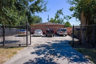 Building Photo - 6820 Petre Dr