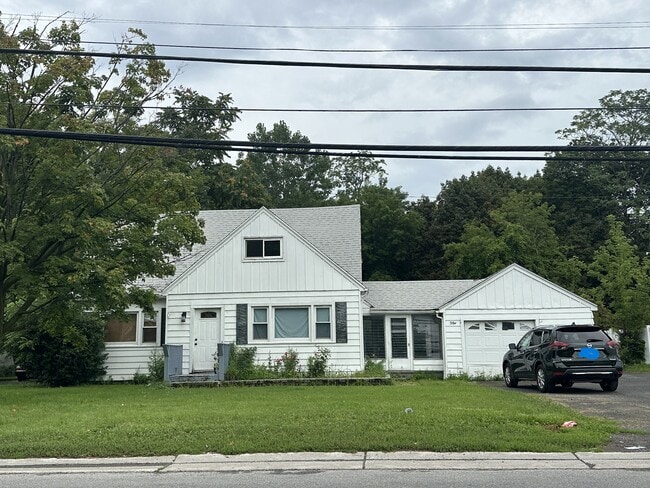 Building Photo - 384 Helendale Rd