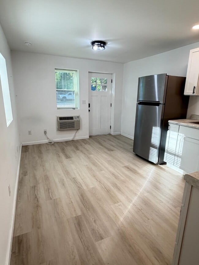 Building Photo - 1049 Seale Ave