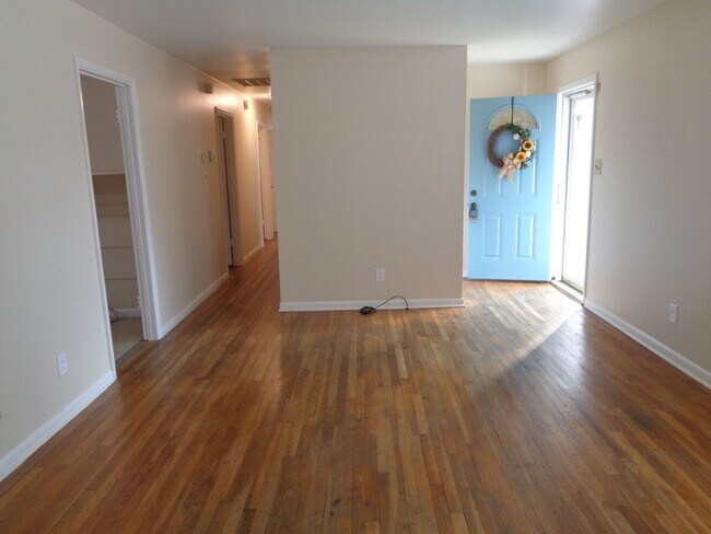 Photo - 4 Bedroom House for Rent-Close to University Parkway