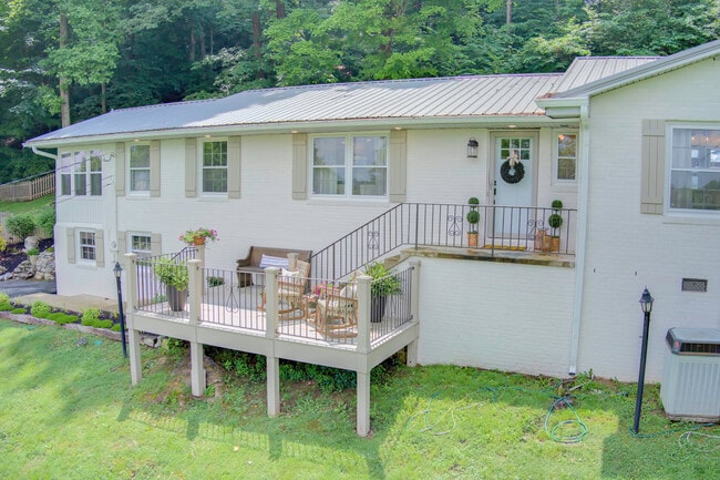 Building Photo - 1422 Meadowbrook Dr