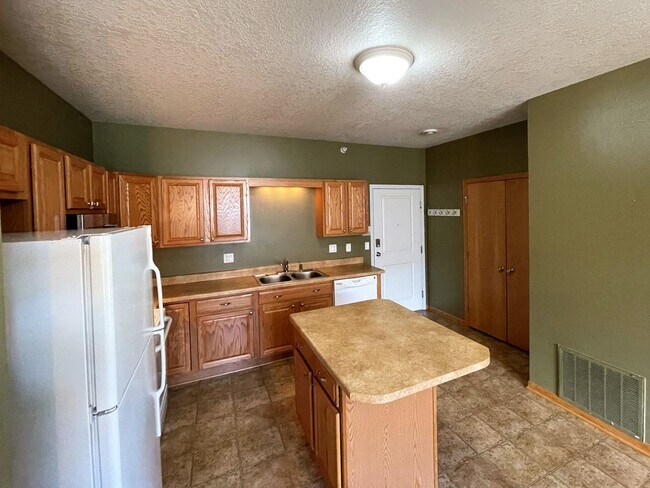 Building Photo - West Ames 1-Bedroom Condo - Garage Included