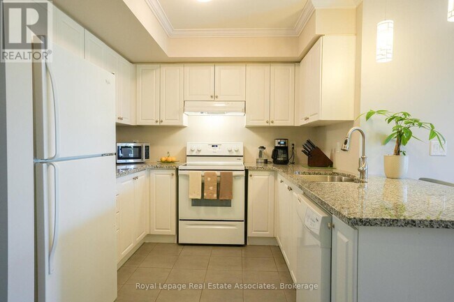 Building Photo - 60-260 Baycliffe Cres