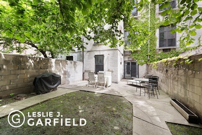 Building Photo - 112 W 76th St