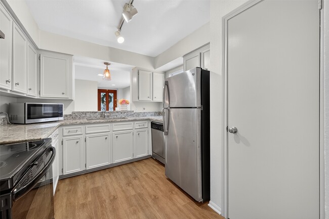 Foto del edificio - 4404 Basswood Ln