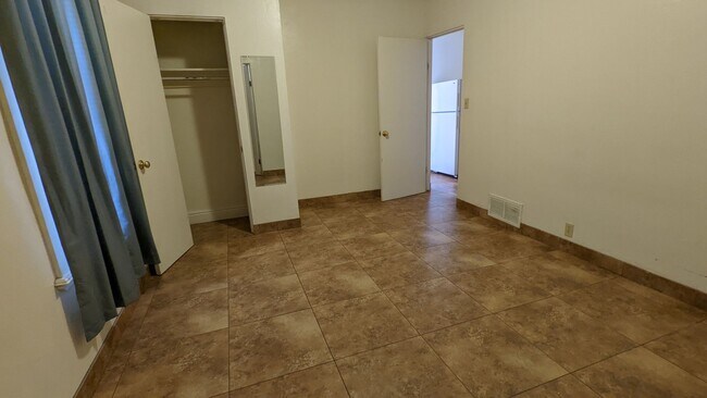 Foto del edificio - 1052 E 7th St