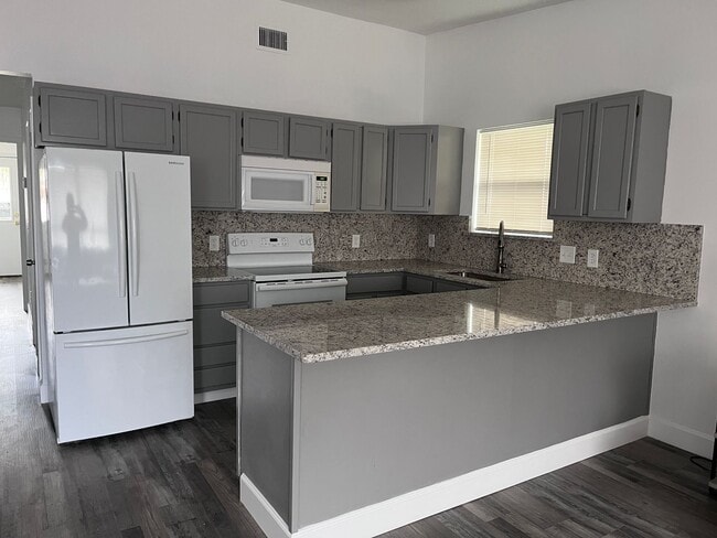 Building Photo - Beautiful furnished 2 bedroom 1 1/2 bath w...