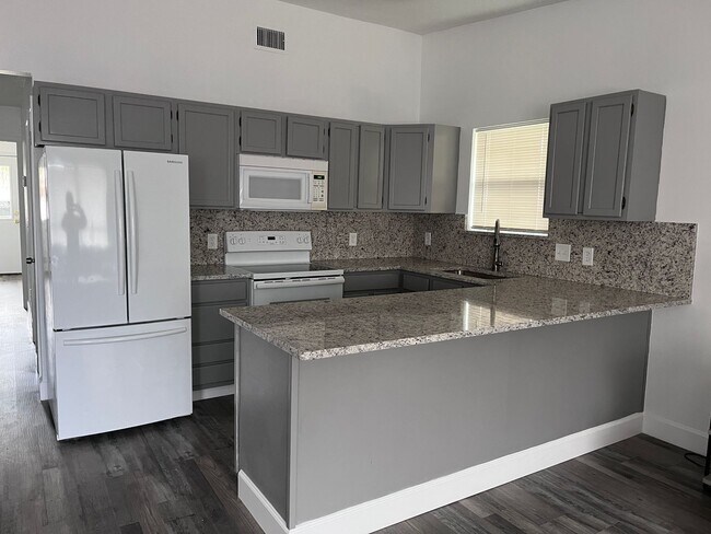 Foto del edificio - Beautiful furnished 2 bedroom 1 1/2 bath w...