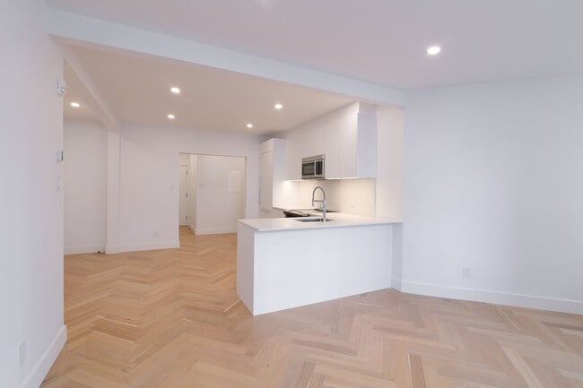 Building Photo - 5530 Ch De La Côte-Saint-Luc