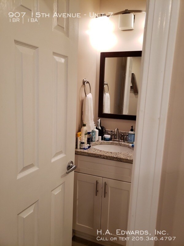 Building Photo - 907 15th Avenue Unit 7